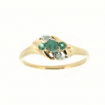 Goldener Ring mit Smaragd und Diamanten