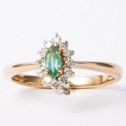 Zarter Ring mit Diamanten und Smaragd